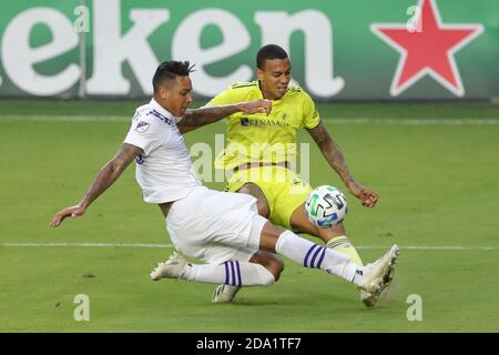 Orlando, Florida, USA. 8. November 2020: Der Nashville SC-Stürmer JHONDER CADIZ (99) tritt beim Spiel Orlando City SC gegen Nashville SC am 8. November 2020 im Exploria Stadium in Orlando, FL, um den Ball gegen den Orlando City Verteidiger ANTONIO CARLOS (25) an. Quelle: Cory Knowlton/ZUMA Wire/Alamy Live News Stockfoto