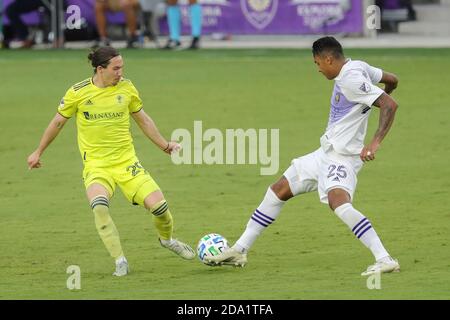 Orlando, Florida, USA. 8. November 2020: Orlando City Verteidiger ANTONIO CARLOS (25) tritt für den Ball gegen Nashville SC Mittelfeldspieler ALEX MUYL (29) während des Orlando City SC gegen Nashville SC Spiel im Exploria Stadium in Orlando, FL am 8. November 2020. Quelle: Cory Knowlton/ZUMA Wire/Alamy Live News Stockfoto