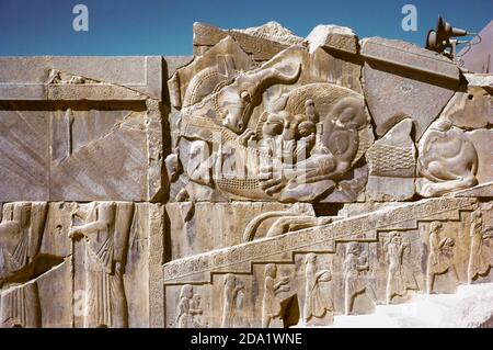 Bas-Reliefs in Persepolis, erbaut von Darius dem Großen Ca. 518 v. Chr. als Hauptstadt seines Achaemindenreiches im Südwesten Persiens, dem heutigen Iran (1974) Stockfoto