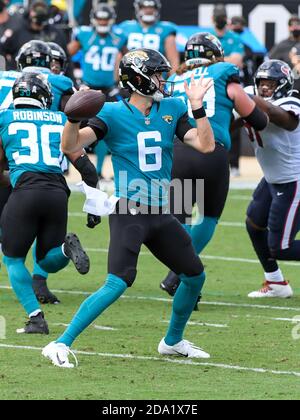 Jacksonville, FL, USA. November 2020. Jacksonville Jaguars Quarterback Jake Luton (6) während des 1. Halbjahres NFL Fußballspiels zwischen den Houston Texans und den Jacksonville Jaguars im TIAA Bank Field in Jacksonville, FL. Romeo T Guzman/CSM/Alamy Live News Stockfoto