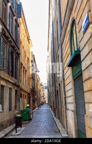 Schmale Straße der Altstadt in Bordeaux. Blick auf die alte traditionelle französische Straße Stockfoto