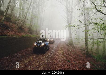 NEBRODI PARK, SIZILIEN - 27. APRIL 2019: Gruppenreisen mit dem Quad im Nebel der Berg Schotterstraße Stockfoto