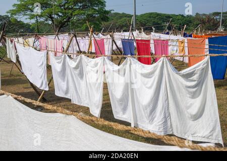 Wäsche trocknen an einem Seil im Hof in der Sonne Stockfoto