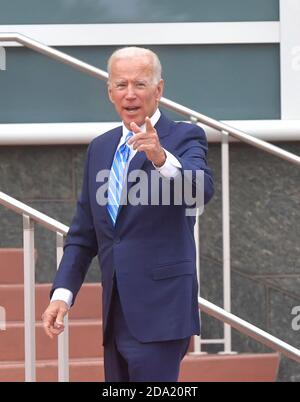 MIAMI, FLORIDA - 27. JUNI: (EXKLUSIVE BERICHTERSTATTUNG) der ehemalige Vizepräsident Joe Biden sieht aus, als sei er eine gute Stimmung mit einem kleinen Frühling in seinem Schritt, als er den Hintereingang vor der Debatte am zweiten Abend der ersten 2020 demokratischen Präsidentschaftsdebatte betritt. Ein Feld von 20 demokratischen Präsidentschaftskandidaten wurde in zwei Gruppen von 10 für die erste Debatte der Wahl 2020 aufgeteilt, die über zwei Nächte in der Knight Concert Hall des Adrienne Arsht Center for the Performing Arts of Miami-Dade County am 27. Juni 2019 in Miami stattfand, Florida Leute: Joe Biden Kredit: hoo-me.com/MediaPu Stockfoto