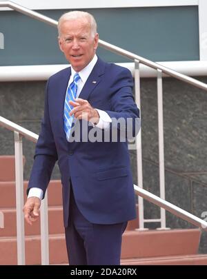 MIAMI, FLORIDA - 27. JUNI: (EXKLUSIVE BERICHTERSTATTUNG) der ehemalige Vizepräsident Joe Biden sieht aus, als sei er eine gute Stimmung mit einem kleinen Frühling in seinem Schritt, als er den Hintereingang vor der Debatte am zweiten Abend der ersten 2020 demokratischen Präsidentschaftsdebatte betritt. Ein Feld von 20 demokratischen Präsidentschaftskandidaten wurde in zwei Gruppen von 10 für die erste Debatte der Wahl 2020 aufgeteilt, die über zwei Nächte in der Knight Concert Hall des Adrienne Arsht Center for the Performing Arts of Miami-Dade County am 27. Juni 2019 in Miami stattfand, Florida Leute: Joe Biden Kredit: hoo-me.com/MediaPu Stockfoto