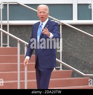 MIAMI, FLORIDA - 27. JUNI: (EXKLUSIVE BERICHTERSTATTUNG) der ehemalige Vizepräsident Joe Biden sieht aus, als sei er eine gute Stimmung mit einem kleinen Frühling in seinem Schritt, als er den Hintereingang vor der Debatte am zweiten Abend der ersten 2020 demokratischen Präsidentschaftsdebatte betritt. Ein Feld von 20 demokratischen Präsidentschaftskandidaten wurde in zwei Gruppen von 10 für die erste Debatte der Wahl 2020 aufgeteilt, die über zwei Nächte in der Knight Concert Hall des Adrienne Arsht Center for the Performing Arts of Miami-Dade County am 27. Juni 2019 in Miami stattfand, Florida Leute: Joe Biden Kredit: hoo-me.com/MediaPu Stockfoto