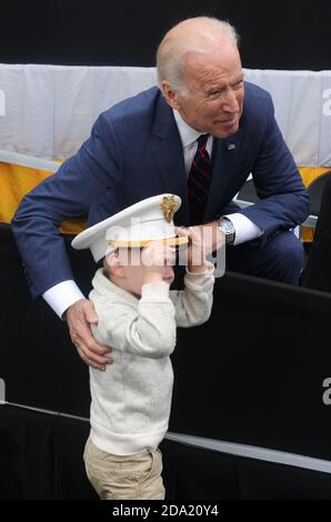 WEST POINT, NY - 21. MAI: Vizepräsident Joe Biden hält Eröffnungsrede bei der Abschlusszeremonie von West Point. Kadetten werfen ihre Hüte in die Luft beim Abschluss der Abschlussfeier an der US-Militärakademie in West Point am 21. Mai 2016 in West Point, New York. Personen: Joe Biden Kredit: hoo-me.com/MediaPunch Stockfoto