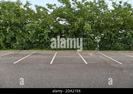 Parkplatz mit leeren Flecken Stockfoto