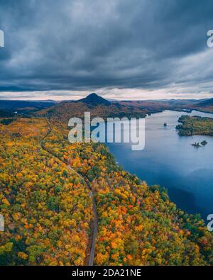 Onawa Lake und Borestone Mountain mit Herbstfarbe, in Onawa, Maine Stockfoto