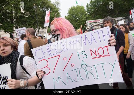 Demonstranten bei der Demonstration "Ende der Sparpolitik jetzt", die am Abend der Rede der Königinnen vor dem parlament abgehalten wird. Der Protest wurde von der ‘Volksversammlung' organisiert. Whitehall, Westminster, London, Großbritannien. 27 Mai 2015 Stockfoto