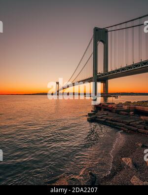 Die Verrazano-Narrows Bridge bei Sonnenuntergang, von Brooklyn, New York City Stockfoto
