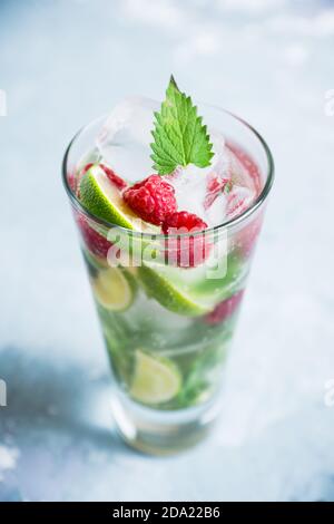 Raspberry Mojito Cocktail auf dem Holzhintergrund. Selektiver Fokus. Geringe Schärfentiefe. Stockfoto