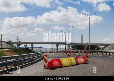 Rot-weißes Straßenschild. Straßenführungsbarrieren stehen auf der Straße an. Stockfoto