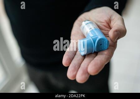 Sulzburg, Deutschland. November 2020. Ein Asthmatiker hält ein Asthmaspray in der Hand. In Baden-Württemberg leiden Menschen seltener an Asthma als in anderen Bundesländern. Das ist das Ergebnis des neuen Gesundheitsatlas Asthma bronchiale, den die Krankenkasse AOK am Montag in Stuttgart veröffentlicht hat. Quelle: Philipp von Ditfurth/dpa/Alamy Live News Stockfoto