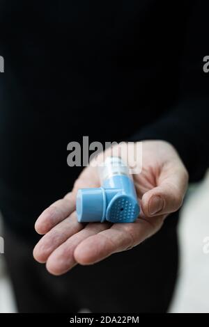 Sulzburg, Deutschland. November 2020. Ein Asthmatiker hält ein Asthmaspray in der Hand. In Baden-Württemberg leiden Menschen seltener an Asthma als in anderen Bundesländern. Das ist das Ergebnis des neuen Gesundheitsatlas Asthma bronchiale, den die Krankenkasse AOK am Montag in Stuttgart veröffentlicht hat. Quelle: Philipp von Ditfurth/dpa/Alamy Live News Stockfoto