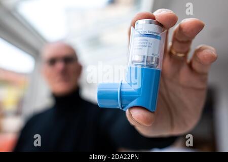 Sulzburg, Deutschland. November 2020. Ein Asthmatiker hält ein Asthmaspray in der Hand. In Baden-Württemberg leiden Menschen seltener an Asthma als in anderen Bundesländern. Das ist das Ergebnis des neuen Gesundheitsatlas Asthma bronchiale, den die Krankenkasse AOK am Montag in Stuttgart veröffentlicht hat. Quelle: Philipp von Ditfurth/dpa/Alamy Live News Stockfoto