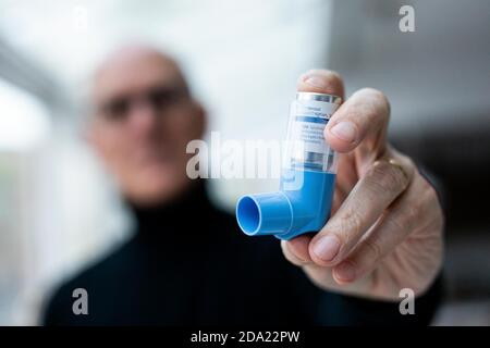 Sulzburg, Deutschland. November 2020. Ein Asthmatiker hält ein Asthmaspray in der Hand. In Baden-Württemberg leiden Menschen seltener an Asthma als in anderen Bundesländern. Das ist das Ergebnis des neuen Gesundheitsatlas Asthma bronchiale, den die Krankenkasse AOK am Montag in Stuttgart veröffentlicht hat. Quelle: Philipp von Ditfurth/dpa/Alamy Live News Stockfoto