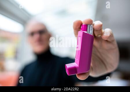 Sulzburg, Deutschland. November 2020. Ein Asthmatiker hält ein Asthmaspray in der Hand. In Baden-Württemberg leiden Menschen seltener an Asthma als in anderen Bundesländern. Das ist das Ergebnis des neuen Gesundheitsatlas Asthma bronchiale, den die Krankenkasse AOK am Montag in Stuttgart veröffentlicht hat. Quelle: Philipp von Ditfurth/dpa/Alamy Live News Stockfoto