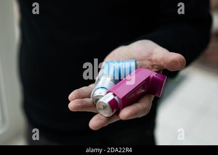 Sulzburg, Deutschland. November 2020. Ein Asthmatiker hält zwei Asthmasprays in der Hand. In Baden-Württemberg leiden Menschen seltener an Asthma als in anderen Bundesländern. Das ist das Ergebnis des neuen Gesundheitsatlas Asthma bronchiale, den die Krankenkasse AOK am Montag in Stuttgart veröffentlicht hat. Quelle: Philipp von Ditfurth/dpa/Alamy Live News Stockfoto