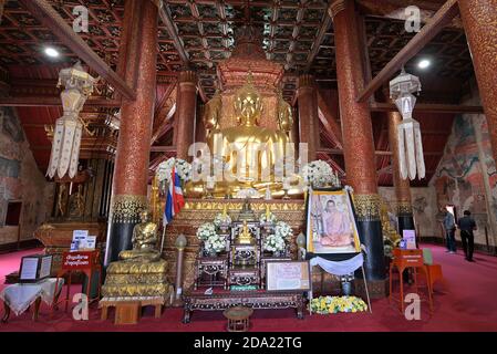 Blick auf die nach Norden gerichtete Buddha-Statue im Wat Phumin, Nans berühmtem buddhistischen Tempel, mit Bildern des thailändischen Mönchs Somdet Toh (links) und König Rama IX (rechts) Stockfoto