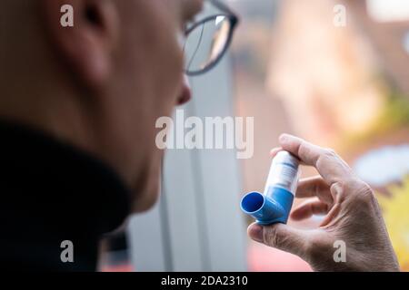 Sulzburg, Deutschland. November 2020. Ein Asthmatiker hält ein Asthmaspray in der Hand. In Baden-Württemberg leiden Menschen seltener an Asthma als in anderen Bundesländern. Das ist das Ergebnis des neuen Gesundheitsatlas Asthma bronchiale, den die Krankenkasse AOK am Montag in Stuttgart veröffentlicht hat. Quelle: Philipp von Ditfurth/dpa/Alamy Live News Stockfoto