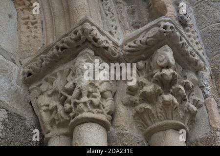 Iglesia de Santa María. Construída en el siglo XII en estilo románico. Detalle de un capitel de la portada principal. Cambre. Provincia de La Coruña. Galicien. España. Stockfoto