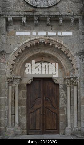 Iglesia de Santa María. Construída en el siglo XII en estilo románico. Alle de la portada principal con la representación del Agnus Dei en el tímpano. Cambre. Provincia de La Coruña. Galicien. España. Stockfoto