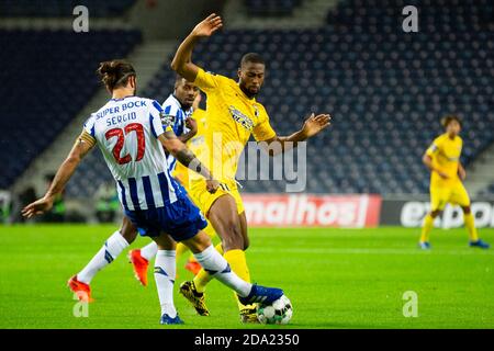 Porto, Portugal. November 2020. Der FC Porto Spieler Sérgio Oliveira (L) und der Portimonense Spieler Norberto Bercique Gomes Betuncal (Beto) (R) sind während des Spiels zwischen dem FC Porto und Portimonense für die portugiesische First League im Dragon Stadium in Aktion.(Endstand; FC Porto 3:1 Portimonense) Credit: SOPA Images Limited/Alamy Live News Stockfoto