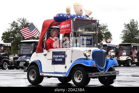 Die Dörfer, Vereinigte Staaten. November 2020. Unterstützer von US-Präsident Donald Trump nehmen an einer Golfkarren-Parade Teil, um ihre Unterstützung für den Präsidenten am Tag zu zeigen, nachdem er die US-Präsidentschaftswahl 2020 an den ehemaligen Vizepräsidenten Joe Biden verloren hatte. Vor der Parade sangen Unterstützer patriotische Lieder, sie beteten für Mr. Trump und sie sammelten Spenden für Trumps Anwaltskosten, um die Wahlergebnisse anzufechten. Kredit: SOPA Images Limited/Alamy Live Nachrichten Stockfoto