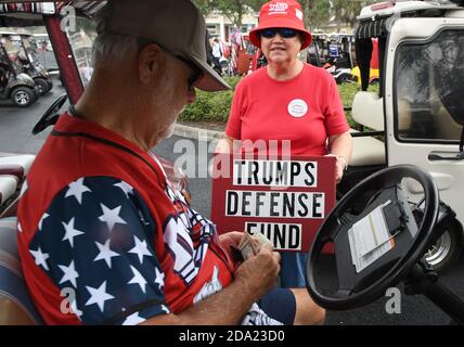 Die Dörfer, Vereinigte Staaten. November 2020. Ein Freiwilliger sammelt Spenden bei einer Golfwagenparade, um Unterstützung für US-Präsident Donald Trump am Tag zu zeigen, nachdem er die US-Präsidentschaftswahl 2020 an den ehemaligen Vizepräsidenten Joe Biden verloren hatte. Vor der Parade sangen Unterstützer patriotische Lieder, sie beteten für Mr. Trump und sie sammelten Spenden für Trumps Anwaltskosten, um die Wahlergebnisse anzufechten. Kredit: SOPA Images Limited/Alamy Live Nachrichten Stockfoto