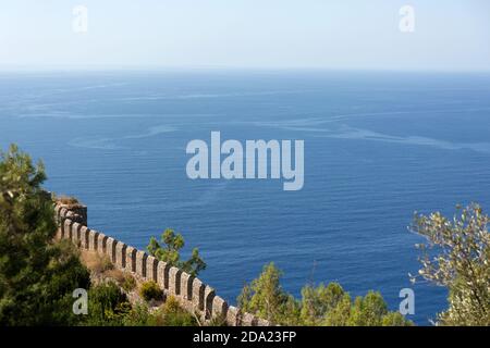 Alte Festung Steinmauer auf blauem Meer Hintergrund. Stockfoto