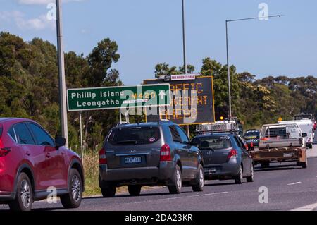 Melbourne Lockdown aufgehoben Letzter Kontrollpunkt lang lang, raus ins Land endlich lange Schlangen in die Freiheit, Geduld brauchte Melburnians unterwegs, Stockfoto