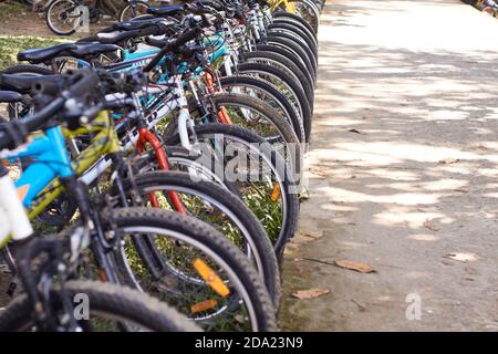 Geparkte Fahrräder auf der Straße der Stadt in Jambi - Verwaltungs-, Wirtschafts-und Kulturzentrum der Provinz Jambi. JAMBI, INDONESIEN - 07. NOVEMBER 2020 Stockfoto