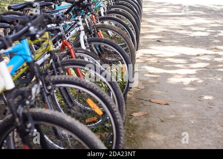 Geparkte Fahrräder auf der Straße der Stadt in Jambi - Verwaltungs-, Wirtschafts-und Kulturzentrum der Provinz Jambi. JAMBI, INDONESIEN - 07. NOVEMBER 2020 Stockfoto