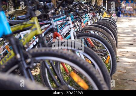 Geparkte Fahrräder auf der Straße der Stadt in Jambi - Verwaltungs-, Wirtschafts-und Kulturzentrum der Provinz Jambi. JAMBI, INDONESIEN - 07. NOVEMBER 2020 Stockfoto