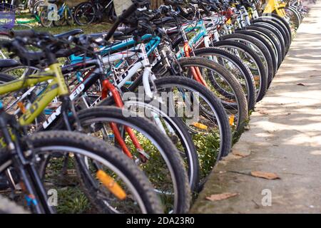 Geparkte Fahrräder auf der Straße der Stadt in Jambi - Verwaltungs-, Wirtschafts-und Kulturzentrum der Provinz Jambi. JAMBI, INDONESIEN - 07. NOVEMBER 2020 Stockfoto