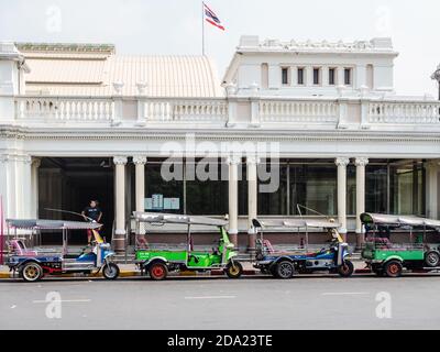 Tuk-Tuk-Taxis warten vor dem Bahnhof Hua Lamphong in Bangkok auf Passagiere. Stockfoto