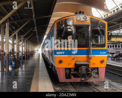 Regionalzug bereit für die Abfahrt am Bahnhof Hua Lamphong in Bangkok, Thailand. Stockfoto