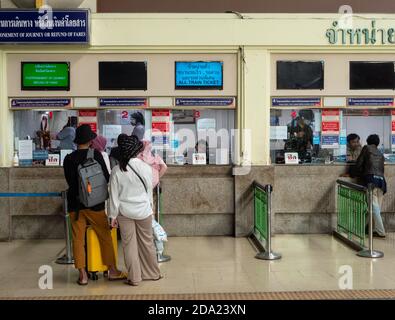 Die Fahrkartenschalter befinden sich am Bahnhof Hua Lamphong in Bangkok, Thailand. Stockfoto