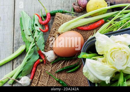 Eier und Gemüse auf einem Sacktuch. Stockfoto