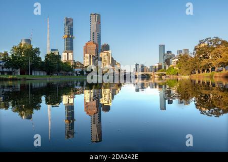 Melbourne Australien: Die Skyline von Melbourne spiegelt sich im stillen Wasser des Yarra River wider. Stockfoto