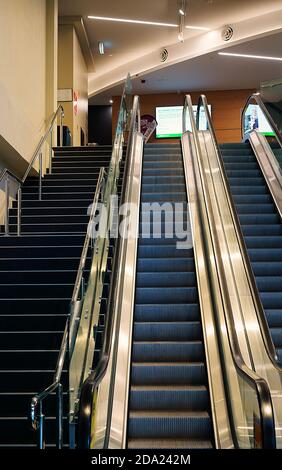 Mackay, Queensland, Australien - November 2019: Rolltreppe in die Stadtbibliothek nach einem anstrengenden Tag Stockfoto