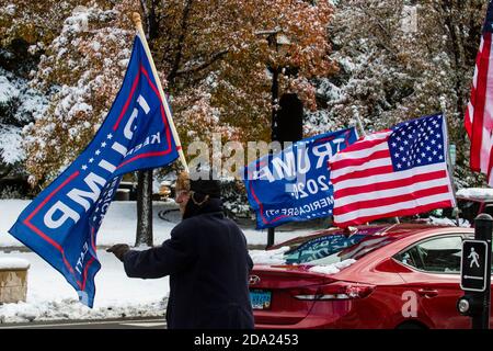 Carson, Usa. November 2020. Ein Auto mit Trump-Flaggen fährt während der Kundgebung von anderen Trump-Anhängern.Trump-Anhänger treffen sich zum zweiten Mal in Folge, um gegen das zu protestieren, was sie Wahlbetrug nennen. Das Winterwetter reduzierte die Anwesenheit, aber sie sagten, sie würden wiederkommen. Kredit: SOPA Images Limited/Alamy Live Nachrichten Stockfoto