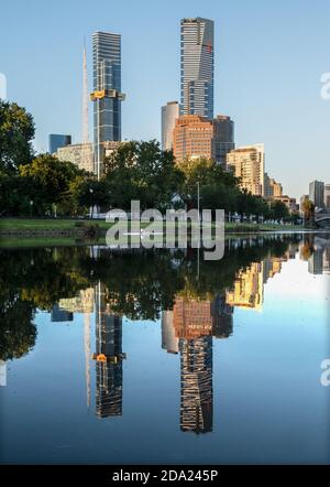 Melbourne Australien: Die Skyline von Melbourne spiegelt sich im stillen Wasser des Yarra River wider. Stockfoto