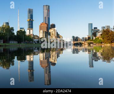 Melbourne Australien: Die Skyline von Melbourne spiegelt sich im stillen Wasser des Yarra River wider. Stockfoto