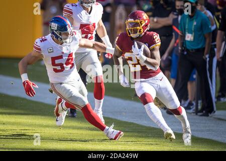 Landover, Maryland, USA. 8. November 2020: Washington Football Team läuft zurück Antonio Gibson (24) nimmt den Pass in der Wohnung und läuft auf dem Spielfeld während des NFL-Spiels zwischen den New York Giants und Washington Football Team auf FedEx Field in Landover, Maryland Fotograf: Cory Royster Kredit: CAL Sport Media/Alamy Live News Stockfoto