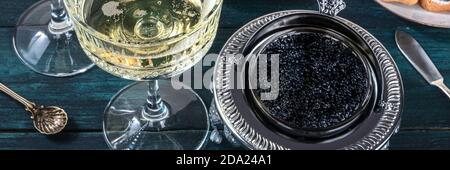 Champagner- und Kaviarpanorama. Vintage Coupé Glas und Schüssel, festliche Lifestyle-Header Stockfoto