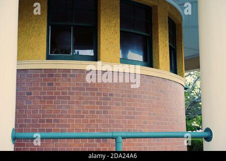 Mackay, Queensland, Australien - November 2019: Das abgerundete Äußere des Gebäudes ist ein Merkmal des historischen und unverwechselbaren Zollhauses Stockfoto