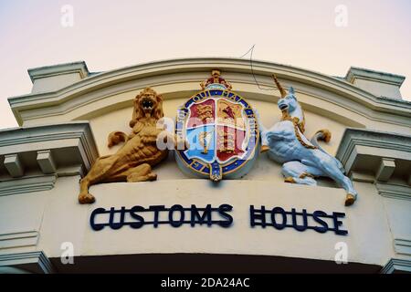 Mackay, Queensland, Australien - November 2019: Original-Schild am Zollhaus Gebäude im Stadtzentrum Stockfoto