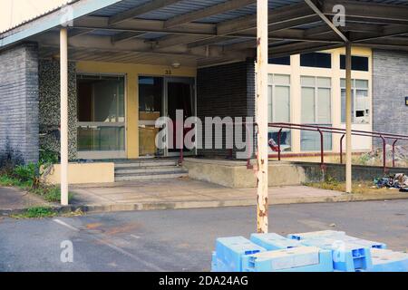 Mackay, Queensland, Australien - November 2019: Der Abriss eines alten Bürogebäudes in der Stadt beginnt Stockfoto